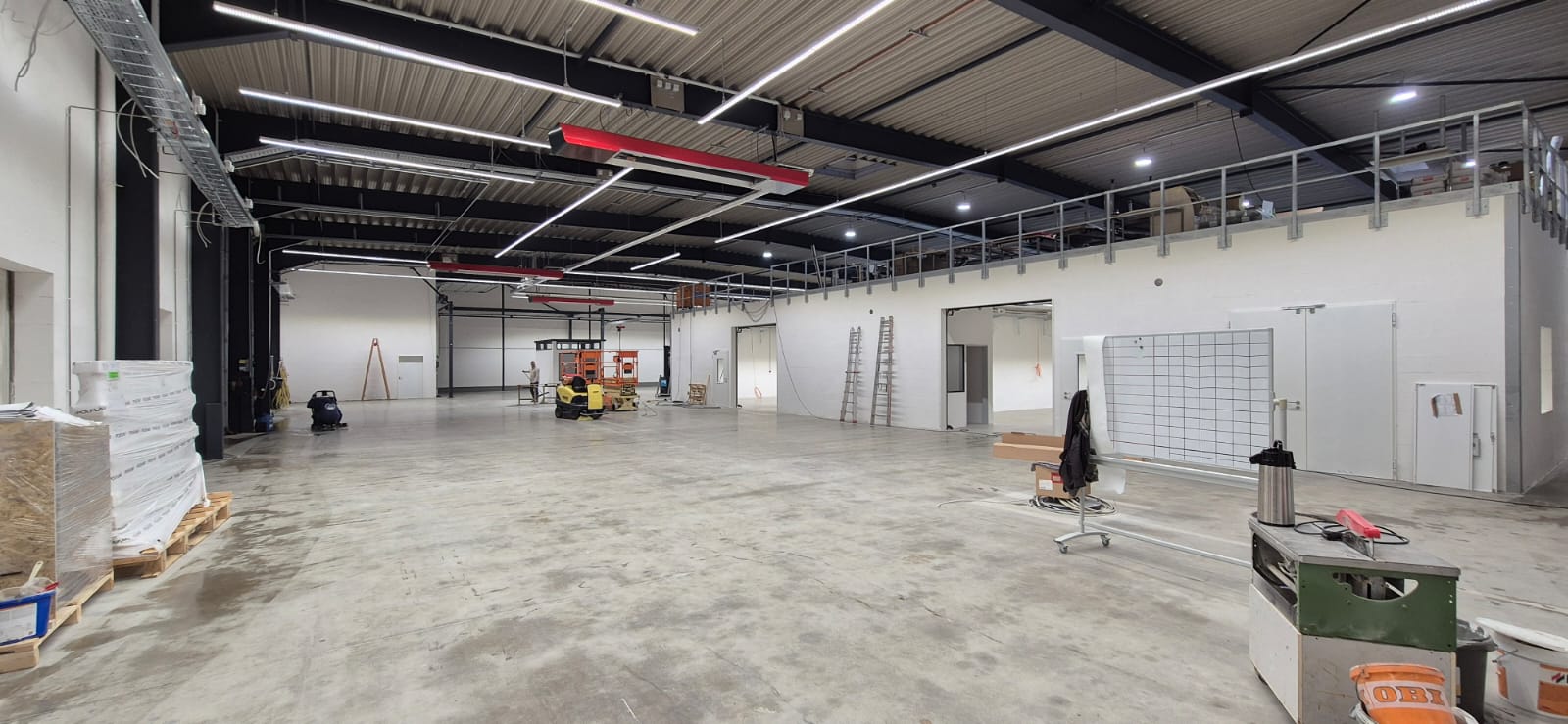 Gewerbehalle mit Lichtkonzept